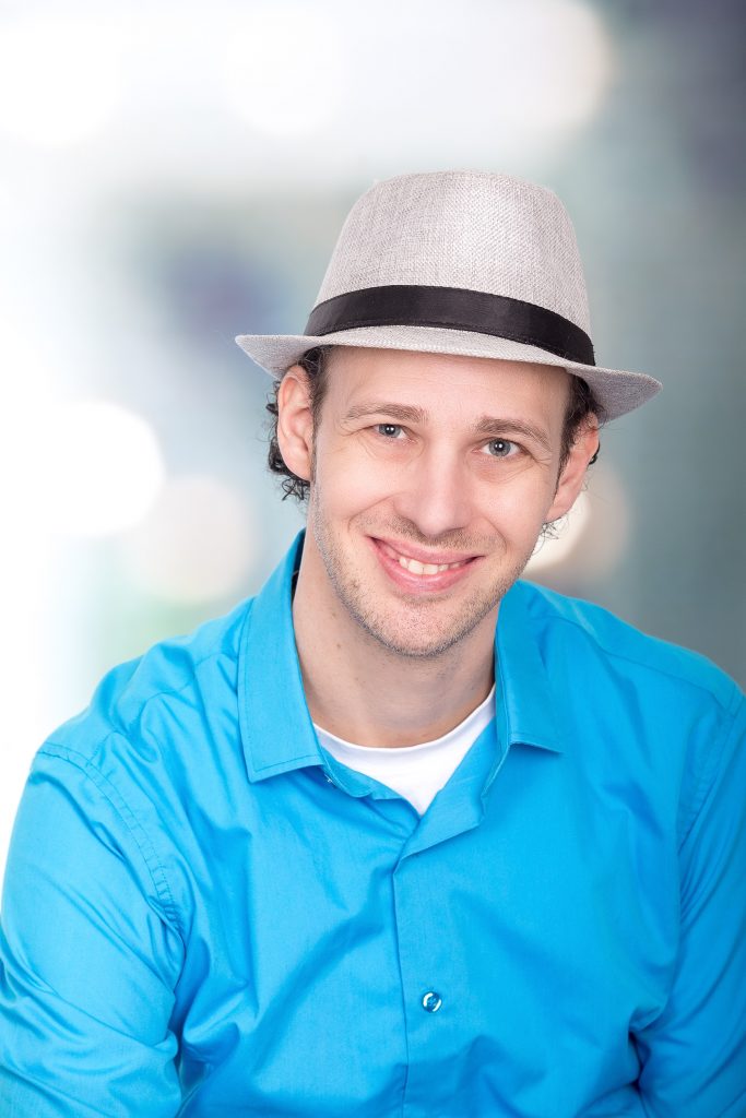 Texter, Komponist, Liedermacher Daniel Dorfkind.
einprägsame Produktsongs, markante Erkennungslieder, pfiffige Audiologos und Markenlieder, die im Kopf bleiben. Von der Idee bis zur fertigen Audio-Produktion.