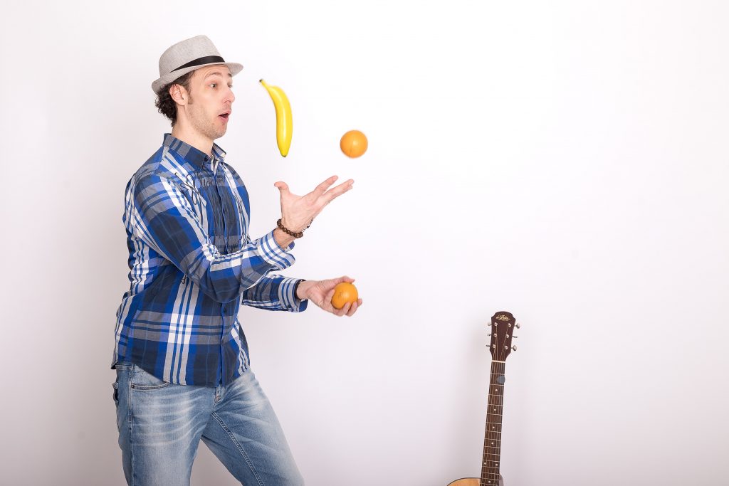 Daniel Dorfkind jongliert mit Banane und Orangen
