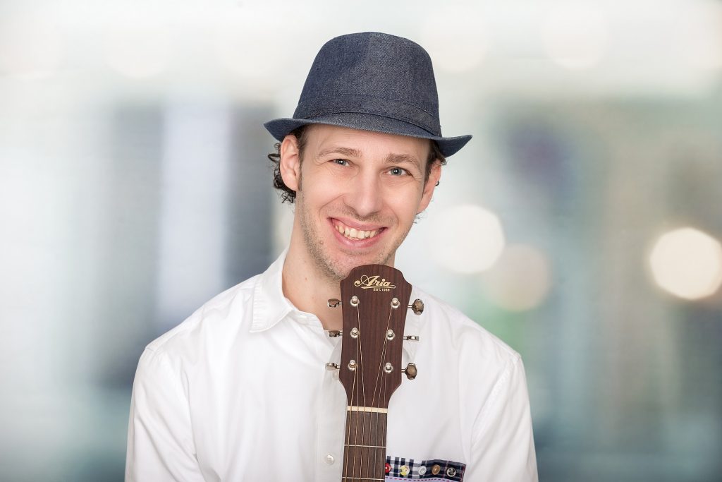 Daniel Dorfkind ist Texter, Komponist, Sänger und Musiker. Er schreibt Lieder für den Kindergarten, die Familie und Grundschulkinder.
