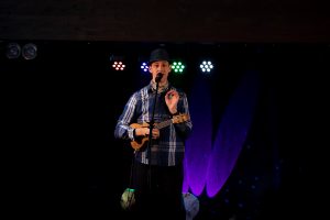 Daniel Dorfkind mit Ukulele.