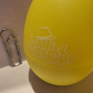 Rassel-Ei mit dezentem weißen Daniel Dorfkind Logo