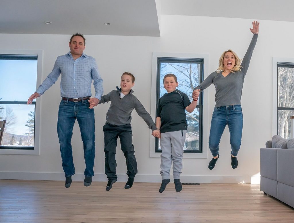 Familie springt. Bewegungslied für Kinder Ein Lied. das dich bewegt von Rocky & Flocky und Daniel Dorfkind