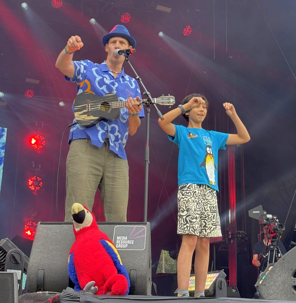 Pi Pa Papagei Kinderlied mit Daniel Dorfkind und Sohn Mino bei Kattas Kinderfestival