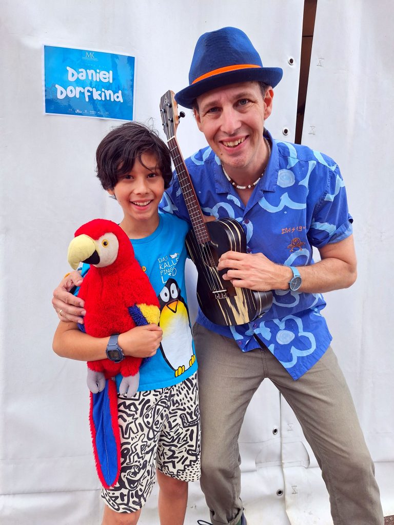 Pi Pa Papagei Daniel Dorfkind und Sohn Mino bei Kattas Kinderfestival