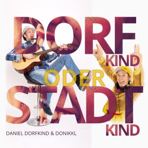 Dorfkind oder Stadtkind ist ein fröhlicher Inklusionssong, der Menschen zusammenführt. Daniel Dorfkind und Donikkl stehen für friedliches Feiern aller Kulturen.